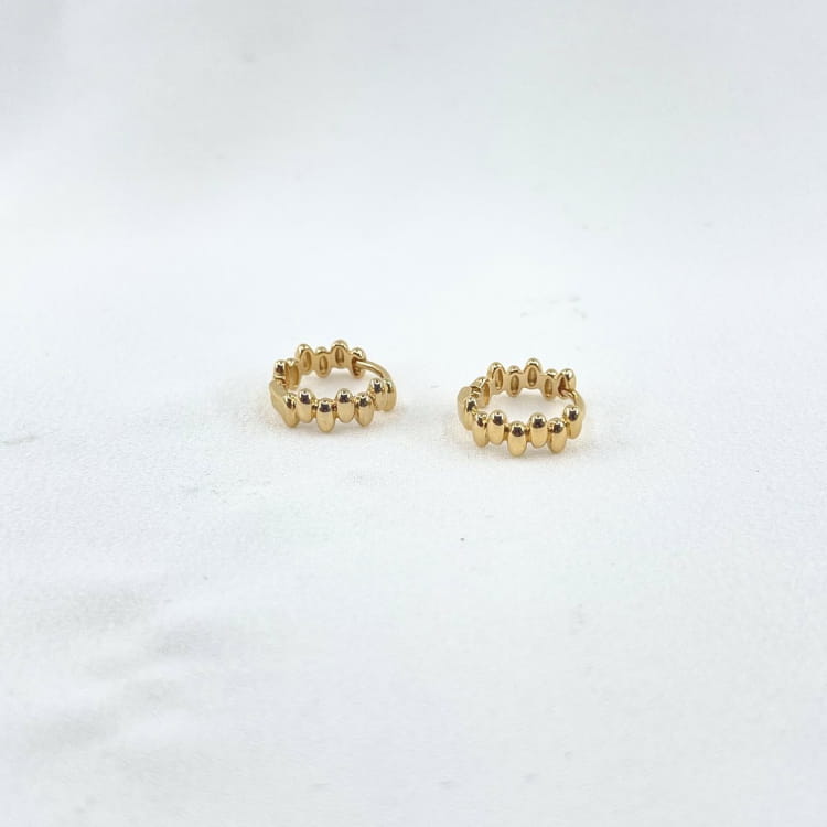 Créoles Marion : petits anneaux au design original et tendance.  En plaqué or 3 microns 18 carats.