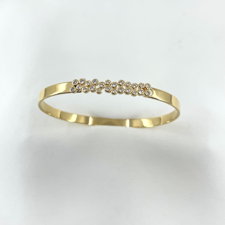 Jonc Mickael: Jonc fermé orné dune double rangée de petits ronds sertis de zirconiums blancs. En plaqué or 3 microns 18 carats
