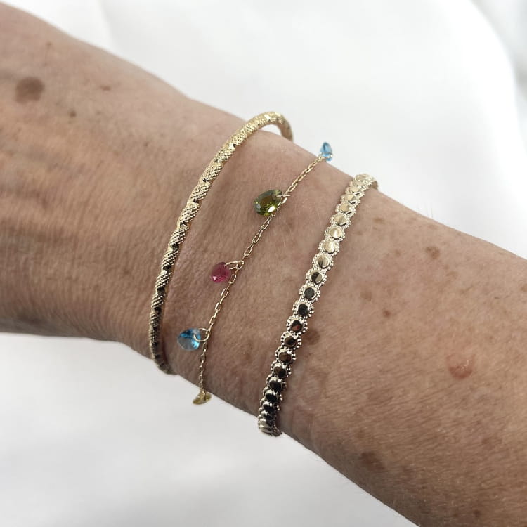 Bracelet Tom: bracelet composé dune chaine fine et de sept petits zirconiums colorés en forme de goutte.  En plaqué or 3 microns 18 carats.