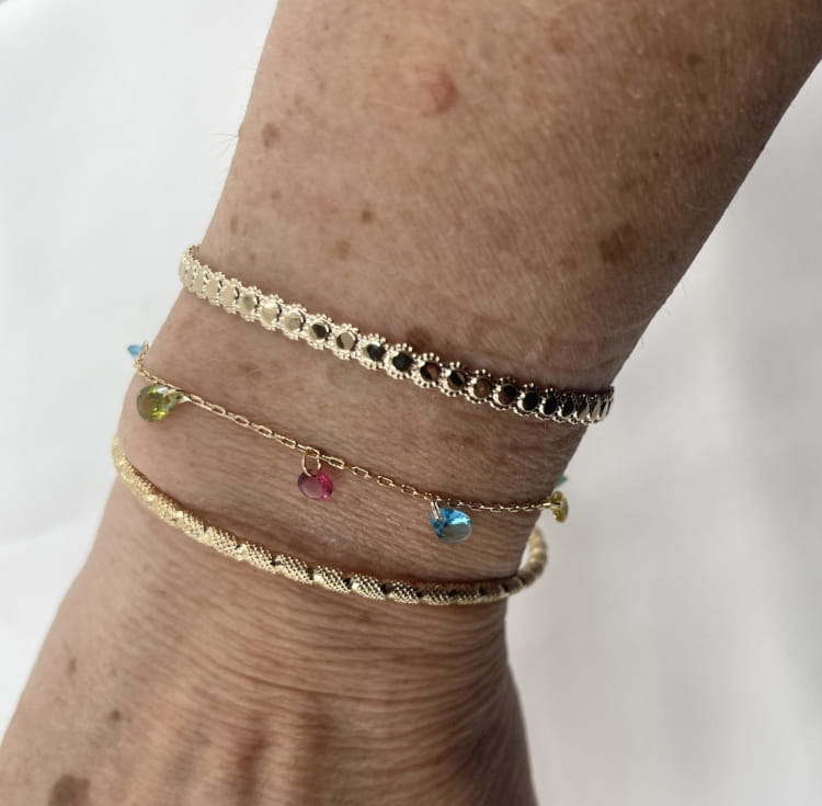 Bracelet Tom: bracelet composé dune chaine fine et de sept petits zirconiums colorés en forme de goutte.  En plaqué or 3 microns 18 carats.