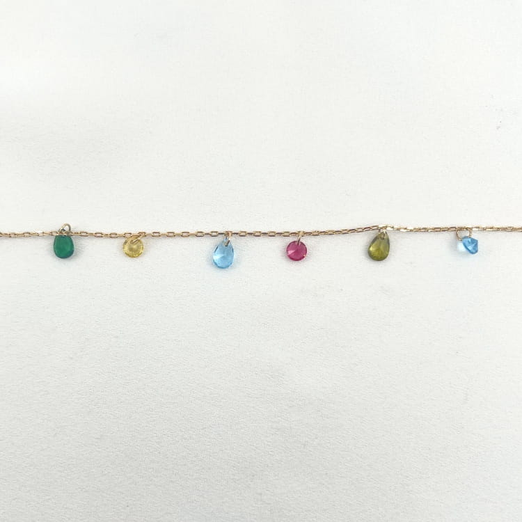 Bracelet Tom: bracelet composé dune chaine fine et de sept petits zirconiums colorés en forme de goutte.  En plaqué or 3 microns 18 carats.