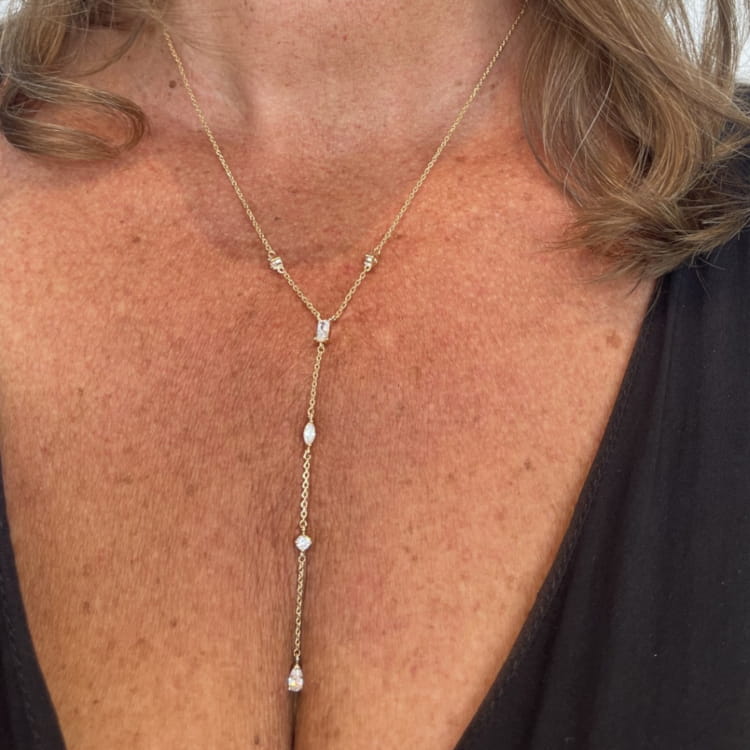 Collier Hillel: Collier en Y orné de zircomiums blancs de formes différentes. En plaqué or 3 microns 18 carats