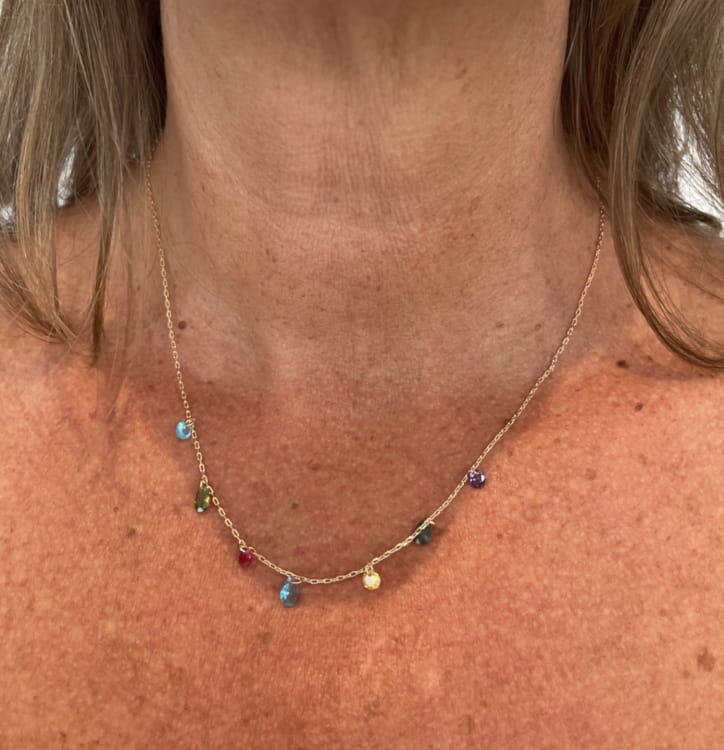 Collier Tom: collier composé dune chaine fine et de sept petits zirconiums colorés en forme de goutte.  En plaqué or 3 microns 18 carats.