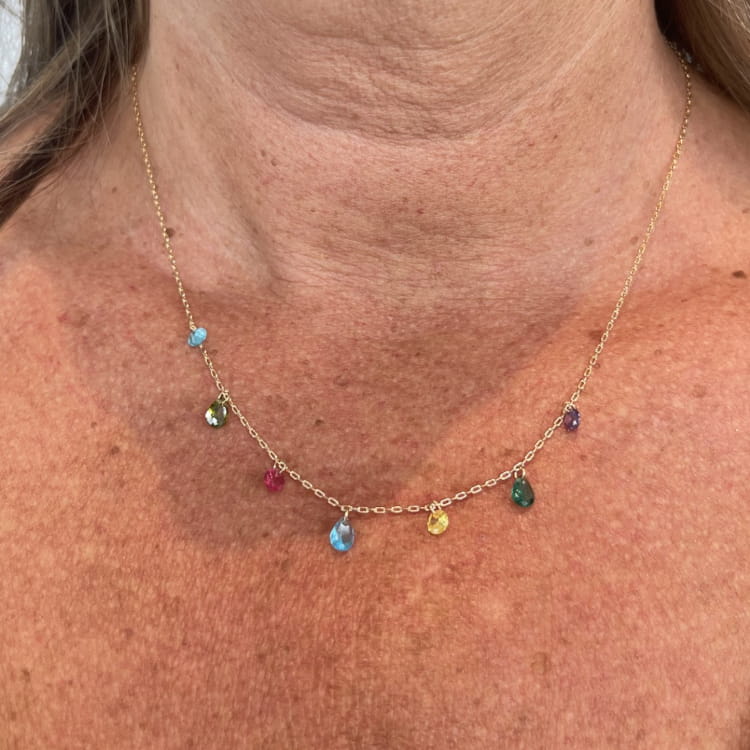 Collier Tom: collier composé dune chaine fine et de sept petits zirconiums colorés en forme de goutte.  En plaqué or 3 microns 18 carats.
