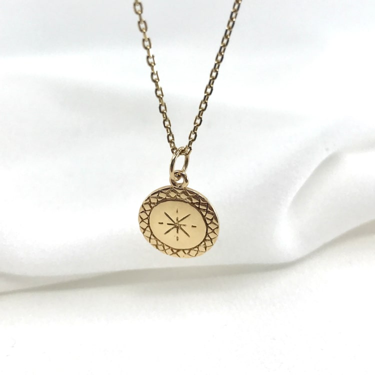 Collier Asteria plaqué or médaillon pendentif rond soleil strié gravé plusieurs longueurs