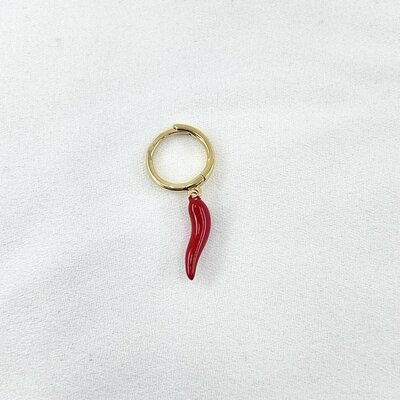 Créole piment rouge: mono boucle d'oreille dotée d'un pendentif en forme de piment rouge. En plaqué or 3 microns