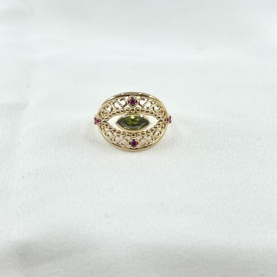 Oriane: bague oeil aux jolis détails dentelés sertie d'oxydes de zirconium vert et fuchsia. En plaqué or 3 microns