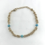 Bracelet Lily en plaqué or 3 microns composé d'une chaine ronde parsemée de petites boules et de 3 pierres rondes turquoise