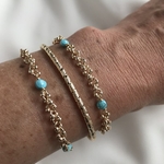 bracelet Liy en plaqué or 3 microns composé dune chaine ronde parsemée de petites boules et de 3 pierres rondes turquoise