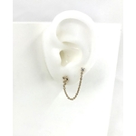 Boucle doreille Jamie composée dun serpent relié par une chainette à une puce sertie dun oxyde de zirconium. En plaqué or 3 microns