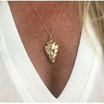 Collier Judy en forme de fleche bombée et martelé. en plaque or 3 microns