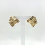 MashaBoucles doreilles en plaqué or 3 microns de forme irrégulière, en relief et martelée.