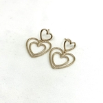 Juliette:Boucles d'oreilles pendantes composées de cœurs délicatement martelés. En plaqué or 3 microns