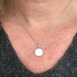 Collier Aiden:Collier composé dune chaine fine et dun joli pendentif en nacre. En argent 925