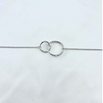 Hugo: Bracelet composé de deux cercles entrelacés et martelés. En argent 925