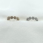 Bague doreille Thea : Bague doreille (ear cuff) finement perlée au motif floral. En plaqué or 3 microns et en argent 925
