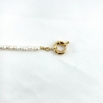 Mani: Bracelet en perles deau douce accompagné dun fermoir bouée. En plaqué or 3 microns