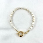 Mani: Bracelet en perles d'eau douce accompagné d'un fermoir bouée. En plaqué or 3 microns