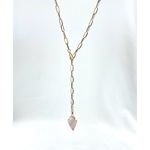 Arrow: Collier en maille rectangulaire accompagné dun joli pendentif flèche en quartz rose. En plaqué or 3 microns