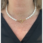 Collier Pablo: Collier composé de perles deau douce et dun fermoir bouée, en plaqué or 3 microns