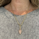 Collier Arrow: Collier en maille rectangulaire accompagné dun joli pendentif flèche en quartz rose. En plaqué or 3 microns