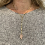 Collier Arrow: Collier en maille rectangulaire accompagné dun joli pendentif flèche en quartz rose. En plaqué or 3 microns