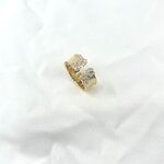 Bague Ornella: Large bague ouverte et rainurée incrustée de petits oxydes de zirconium blancs, en plaqué or 3 microns.