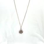 Collier Louis : Collier composé d'une chaine fine et d'un pendentif en forme de soleil gravé d'un petit visage en son centre. En plaqué or 3 microns