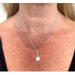 Collier Louis: Collier composé dune chaine fine et dun pendentif en forme de soleil gravé dun petit visage en son centre. En argent 925