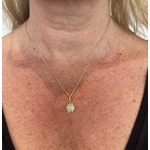 Collier Louis: Collier composé dune chaine fine et dun pendentif en forme de soleil gravé dun petit visage en son centre. En plaqué or 3 microns