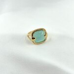 Bague Charlene: bague délicatement travaillée et sertie d'une pierre de couleur bleue pâle. En plaqué or 3 microns 18 carats.