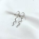 Cassandre: créoles ornées dun joli pendentif serpent délicatement travaillé. En argent 925 rhodié