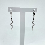 Cassandre: créoles ornées dun joli pendentif serpent délicatement travaillé. En argent 925 rhodié