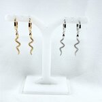 Boucles d'oreilles Cassandre : créoles ornées d'un joli pendentif serpent délicatement travaillé. En plaqué or 3 microns et en argent 925