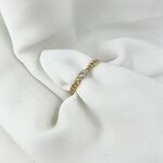 Ambroise: bague semi rigide composée d'un demi cercle lisse et rigide et d'une chaine souple en maille gourmette sertie d'un oxyde de zirconium blanc. En plaqué or 3 microns