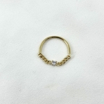 Ambroise: bague semi rigide composée dun demi cercle lisse et rigide et dune chaine souple en maille gourmette sertie dun oxyde de zirconium blanc. En plaqué or 3 microns