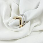 Bague Wavy: bague moderne et audacieuse aux allures de vague, lisse et relativement épaisse. Existe en plaqué or et en argent 925.