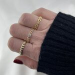 Ambroise: bague semi rigide composée dun demi cercle lisse et rigide et dune chaine souple en maille gourmette sertie dun oxyde de zirconium blanc. En plaqué or 3 microns