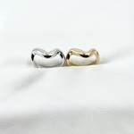 Bague Wavy: bague moderne et audacieuse aux allures de vague, lisse et relativement épaisse. Existe en plaqué or et en argent 925.