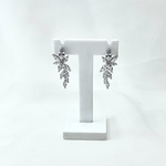 Carmen: de jolies boucles doreilles en forme de fleurs entièrement serties doxydes de zirconium. En argent 925