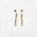 ise: de jolies boucles d'oreilles pendantes en maille gourmette sertie de 3 oxydes de zirconium. En plaqué or 3 microns