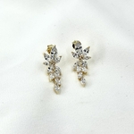 Carmen: de jolies boucles doreilles en forme de fleurs entièrement serties doxydes de zirconium. En plaqué or 3 microns 18 carats