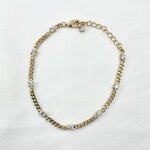 Ambroise:  bracelet en maille gourmette incrustée de huit petits oxydes de zirconium blancs. En plaqué or 3 microns