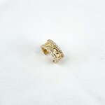 Natalia: Large bague d'oreille entourée de deux lignes d'oxydes de zirconium blancs. En plaqué or 3 microns