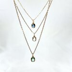 Collier  Nelson : Collier composé dune chaine fine et dun pendentif rectangulaire serti dun oxyde de zirconium teinté bleu, vert deau ou blanc transparent. En plaqué or 3 microns