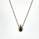 Collier Maylis : Collier composé dune chaine fine et dun joli pendentif en forme de goutte. En plaqué or 3 microns 18 carats