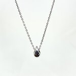 Collier Maylis : Collier composé dune chaine fine et dun joli pendentif en forme de goutte. En argent 925 rhodie
