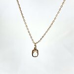 Collier Nelson : Collier composé dune chaine fine et dun pendentif rectangulaire serti dun oxyde de zirconium blanc transparent. En plaqué or 3 microns