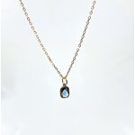 Collier Nelson : Collier composé dune chaine fine et dun pendentif rectangulaire serti dun oxyde de zirconium bleu. En plaqué or 3 microns