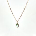Collier Nelson: Collier composé dune chaine fine et dun pendentif rectangulaire serti dun oxyde de zirconium vert deau. En plaqué or 3 microns